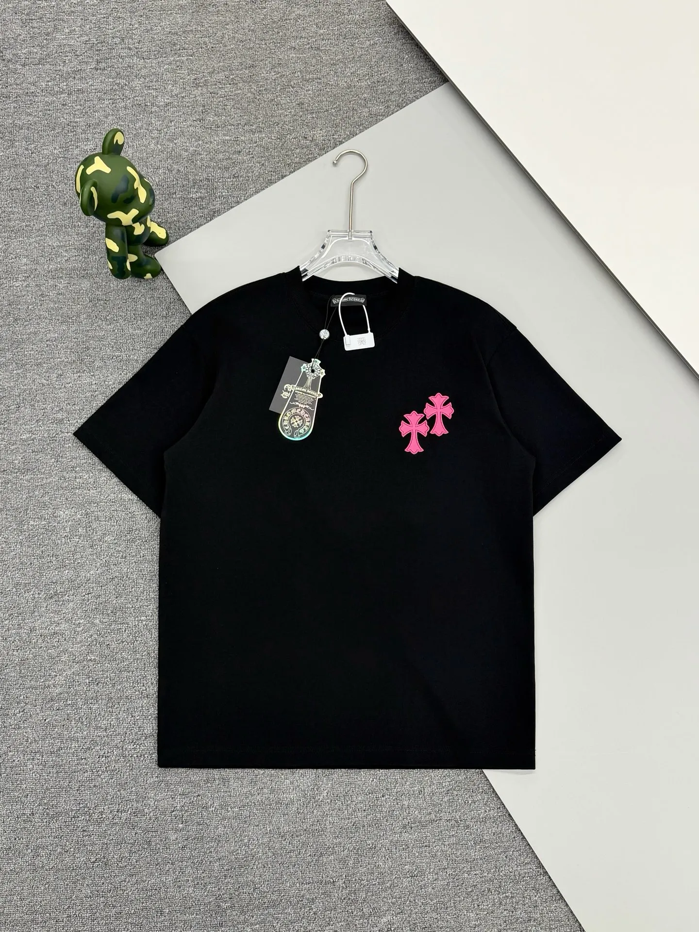 P170 [High Quality] Chrome hearts T-shirt short sleeve. The new model is embroidered with leather horseshoe logo on the front and back, and the back panel is designed with leather ten-rivet embroidery. High-end custom-made 32-count 285-gram fabric. Soft to the touch. Comfortable to wear. Exquisite stitching. Fine workmanship. The upper body effect is incomparably handsome! Same style for men and women Color: Black White Size: S to xL Size chart S: Shoulder width 51 - Bust 55 - Clothing length 70 M: Shoulder width 53 - Bust 57 - Clothing length 72 L: Shoulder width 55 - Bust 59 - Clothing length 74 XL: Shoulder width 57 - Bust 61 - Clothing length 76